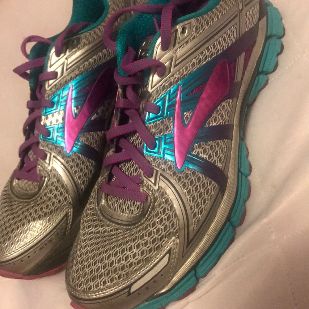Brooks GTS seventeen shoes/ sneakers